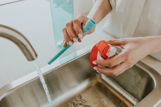 Kambukka Lagoon Drinkfles 750ml - Sage Green Met Geïntegreerd Rietje 5 Kambukka Lagoon Drinkfles 750ml - Sage Green Met Geïntegreerd Rietje - Image 3