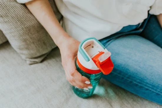 Kambukka Lagoon Drinkfles 750ml - Sage Green Met Geïntegreerd Rietje 8 Kambukka Lagoon Drinkfles 750ml - Sage Green Met Geïntegreerd Rietje - Image 6